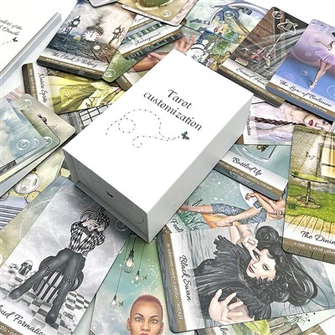 Ein komplettes Set heißer silberner Tarotkarten